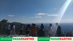 চিম্বুক হিল রিসোর্ট থেকে পর্যটকেরা পাহাড়ের সৌন্দর্য উপভোগ করছে