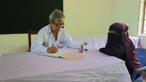  চিকিৎসা সেবা দিচ্ছেন ডা. মং উষাথোয়াই